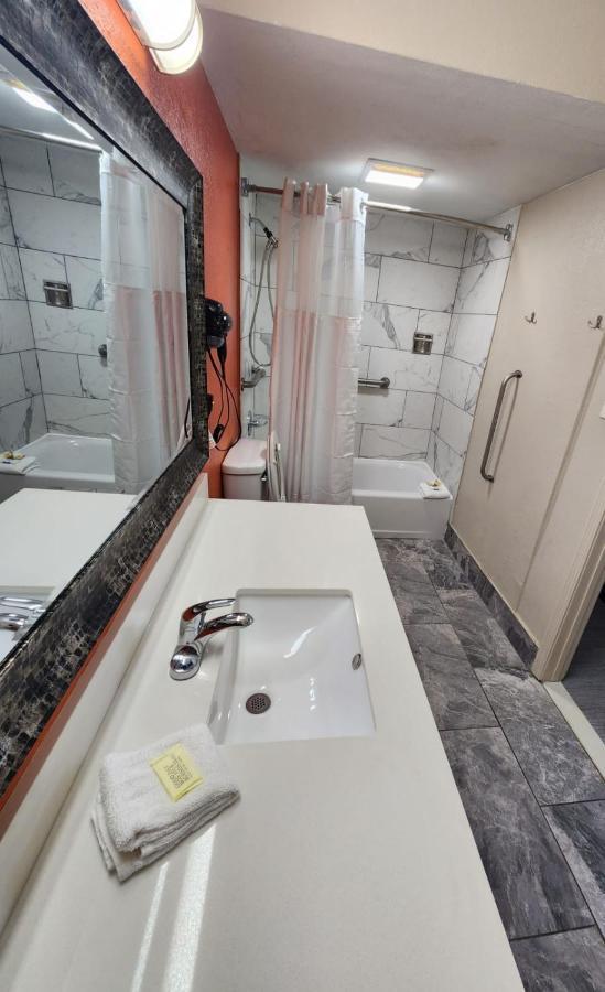 Executive Inn Ferry Pass Екстериор снимка